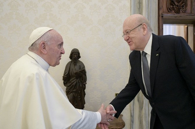 バチカンでレバノンのナジーブ・ミカティ首相と会うフランシスコ教皇。 (ファイル/AFP)