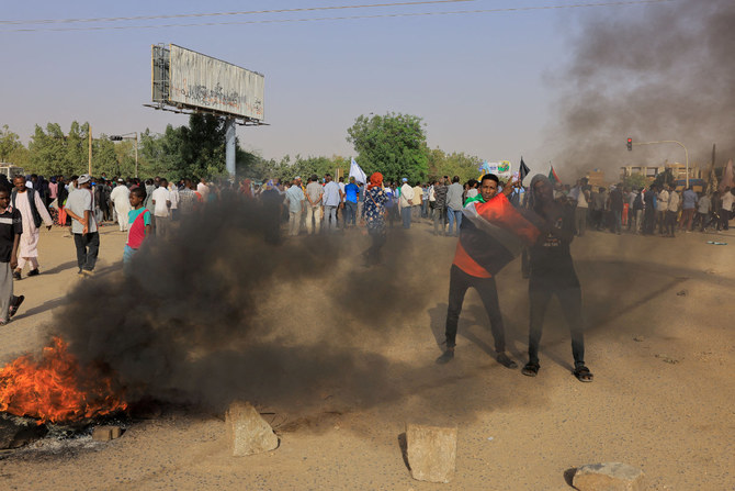 ハルツームで軍事政権に抗議するスーダンのデモ参加者たち、2022年2月10日。（ロイター/モハメド・ヌレルディン・アブドゥッラー）