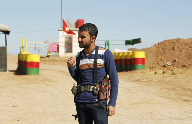 2012年10月31。シリア・イラク国境付近で警備に当たるクルド民主統一党（PYD）の隊員。（ロイター）
