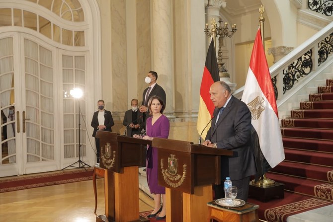 12日、ドイツのアンナレナ・バーボック外相と共同記者会見するサーメハ・シュクリ・エジプト外務大臣。（Twitter/@MfaEgyptt）