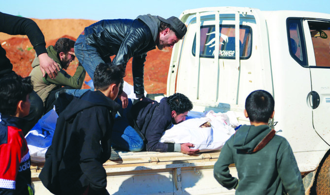 反政府勢力が支配するイドリブ県のマーラート・アル・ナアザンで犠牲者を悼むシリア人たち。(AFP)