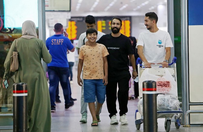 クウェート・シティーにあるクウェート国際空港に到着した旅行者。（資料/AFP）