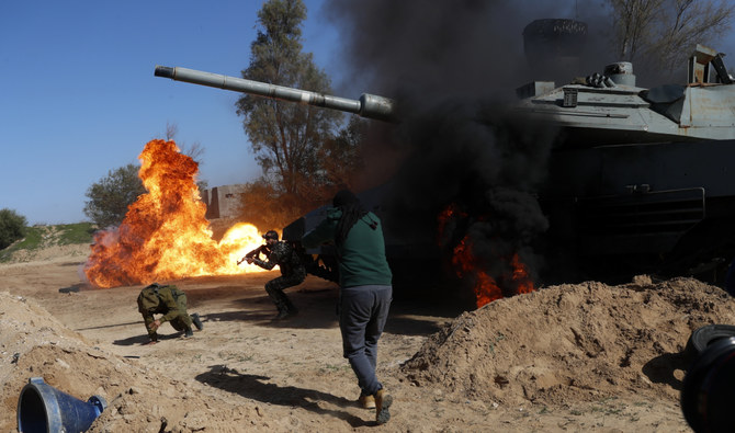 ガザ地区北部のベイト・ラヒアで、ハマスの運営するアルアクサ衛星チャンネルが30分番組の撮影を行った。ハマスの格好をした俳優がイスラエルの戦車のレプリカを襲撃した後、イスラエル兵士を捕らえる場面（2022年2月3日）。（AP）