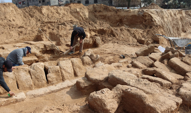 2022年2月17日、ガザで新しく発見されたローマ墓地で作業する男性達。(配布写真はロイター提供)