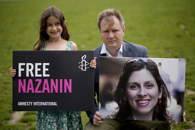 2021年9月、ロンドンのパーラメント・スクエア。投獄されているイラン系英国人ナザニン・ザガリ・ラトクリフ氏の夫、リチャード・ラトクリフ氏と娘のガブリエラちゃん。（AP/ファイル・写真）