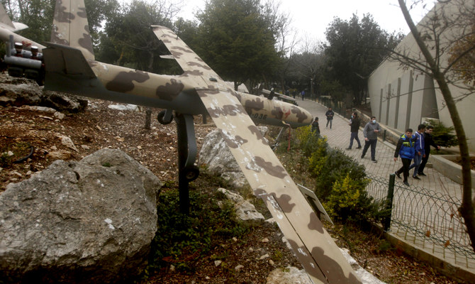 2022年2月19日土曜日。レバノン南部のムリタ村にある、ヒズボラが運営する戦争博物館に展示されているドローンのレプリカを撮影する人々。（AP）