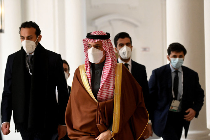 2022年2月19日、ドイツで開催されたミュンヘン安全保障会議（MSC）の傍ら、G7諸国の外相との会談に臨むサウジアラビア外相ファイサル・ビン・ファルハーン・アール・サウード王子（中央）。（AFP＝時事）