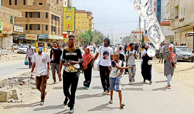木曜日、ハルツームで10月の軍事クーデターへの抗議をするスーダン人たち。クーデター以来、多数の逮捕者が出ている。（AFP）