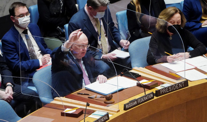 2022年2月25日、米・ニューヨークにおける国連安全保障理事会で、ロシアのウクライナに対する行動に関する決議案について投票するロシアのヴァシリー・ネベンジャ国連大使。（ロイター）