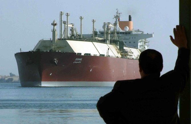 2008年4月1日、スエズ運河を通過する世界最大の液化天然ガス(LNG)タンカー「ドゥハイル」を見つめる男性。(ロイター通信)