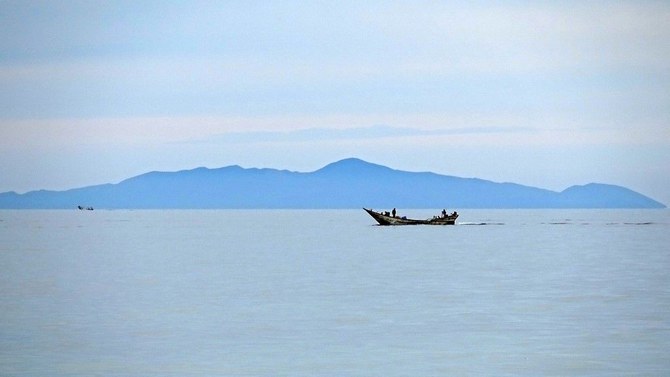 2021年5月3日撮影、紅海に面するイエメンの港町ホデイダの沖合、ズカル島付近の漁船。（AFP）