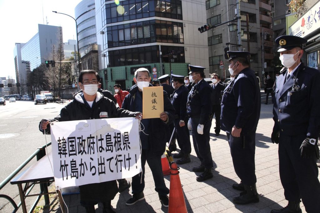 約20人の民族主義者らが火曜日、駐日韓国大使館前で韓国による竹島の領有権侵害に抗議した。(ANJ/ Pierre Boutier) 