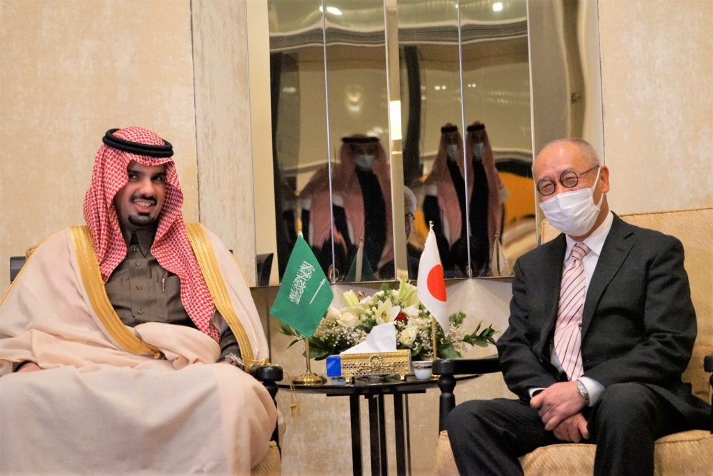 岩井文男駐サウジアラビア日本大使とリヤド市長のファイサル・ビン・アブドルアジーズ・ビン・アイヤフ王子　(提供写真)