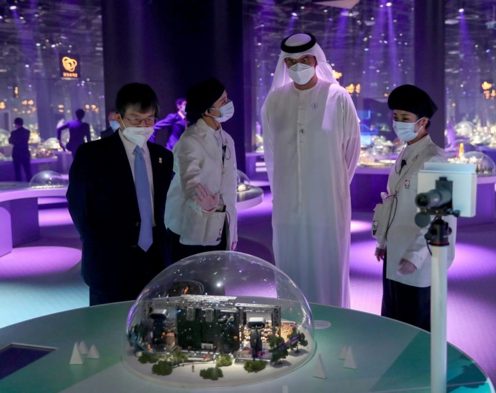 アル・ジャベール氏は磯俣秋男駐UAE日本国大使と会合し、「Tokyo Vision 2025」に沿った最新の技術開発について説明を受けた。(提供)