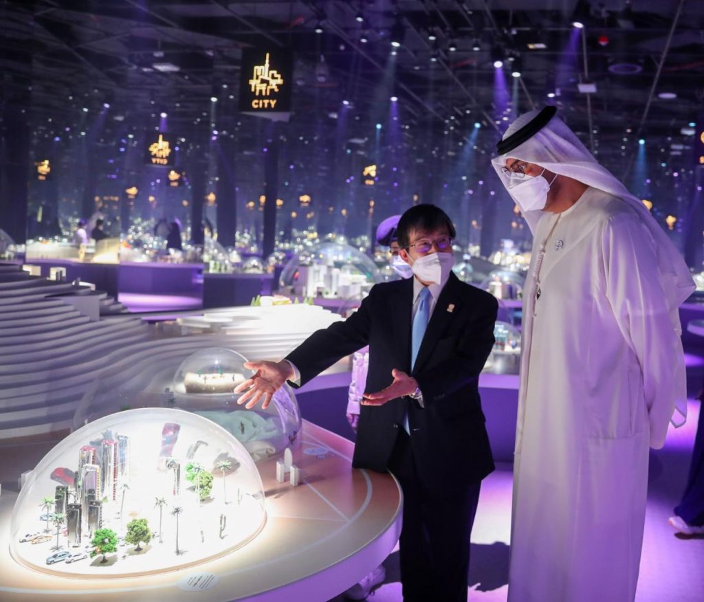 アル・ジャベール氏は磯俣秋男駐UAE日本国大使と会合し、「Tokyo Vision 2025」に沿った最新の技術開発について説明を受けた。（提供）