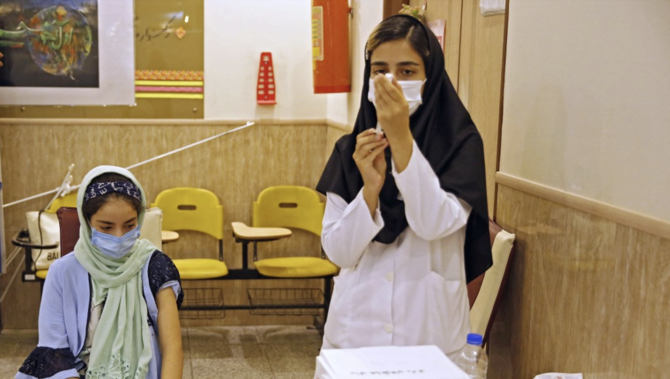 イラン政府によると、18歳以上の国民の約80％がワクチン2回接種を終えたという。 (ファイル/AFP)