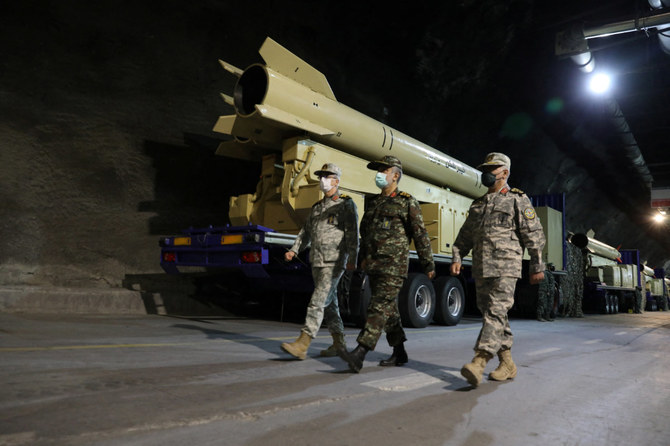 新型ミサイル「カイバル・シェカン」公開の場で歩くイラン軍モハマド・バゲリ司令官とIRGC航空宇宙軍のアミール・アリ・ハジザデ司令官。場所は非公開。（IRGC/WANA・ロイターより提供）