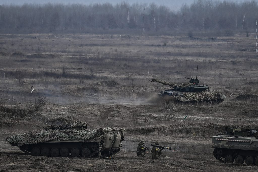 2月16日、リウネ市郊外で行われた軍事訓練に参加するウクライナ軍部隊(AFP通信)