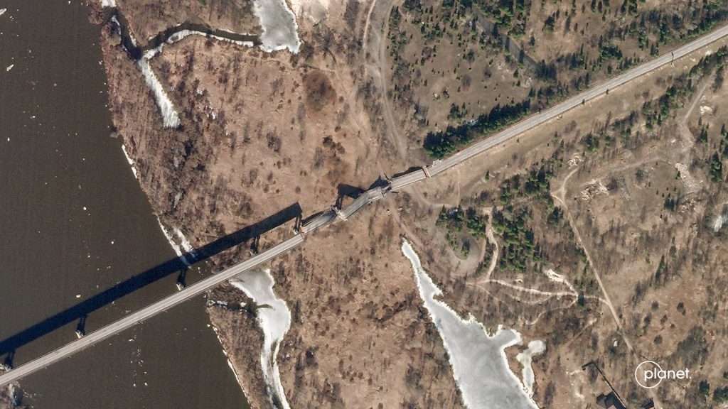 プラネット・ラボPBCが公開したこの衛星画像は、2022年2月26日、ウクライナとベラルーシの間のドニエプル川にかかるカマリン・スラヴィティチ国境横断橋を示している。（AFP通信）