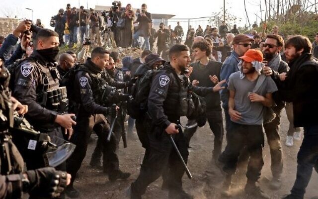2月18日、イスラエルに併合された東エルサレムのシェイク・ジャラー地区で、パレスチナ人と活動家のデモ隊を排除しようとするイスラエル警察。（AFP） 
