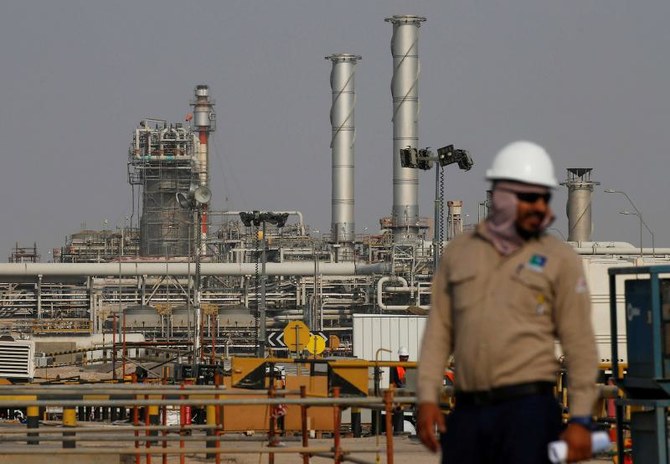 サウジアラムコの石油施設で働く労働者、サウジアラビア・アブカイク。（ロイター）