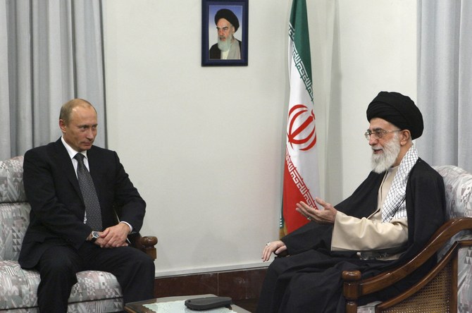 2007年10月16日、テヘランでロシアのウラジーミル・プーチン大統領と会談するイランのアーヤットラー・アリー・ハメネイ最高指導者。（ロイター）