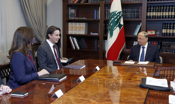ベイルートの東にあるバアブダーの大統領邸で米国エネルギー安全保障担当上級顧問、エイモス・ホクスタイン氏（中央）とドロシー・シア駐レバノン米国大使（左）を迎えるレバノンのミシェル・アウン大統領（右）。2022年2月9日。（AP）