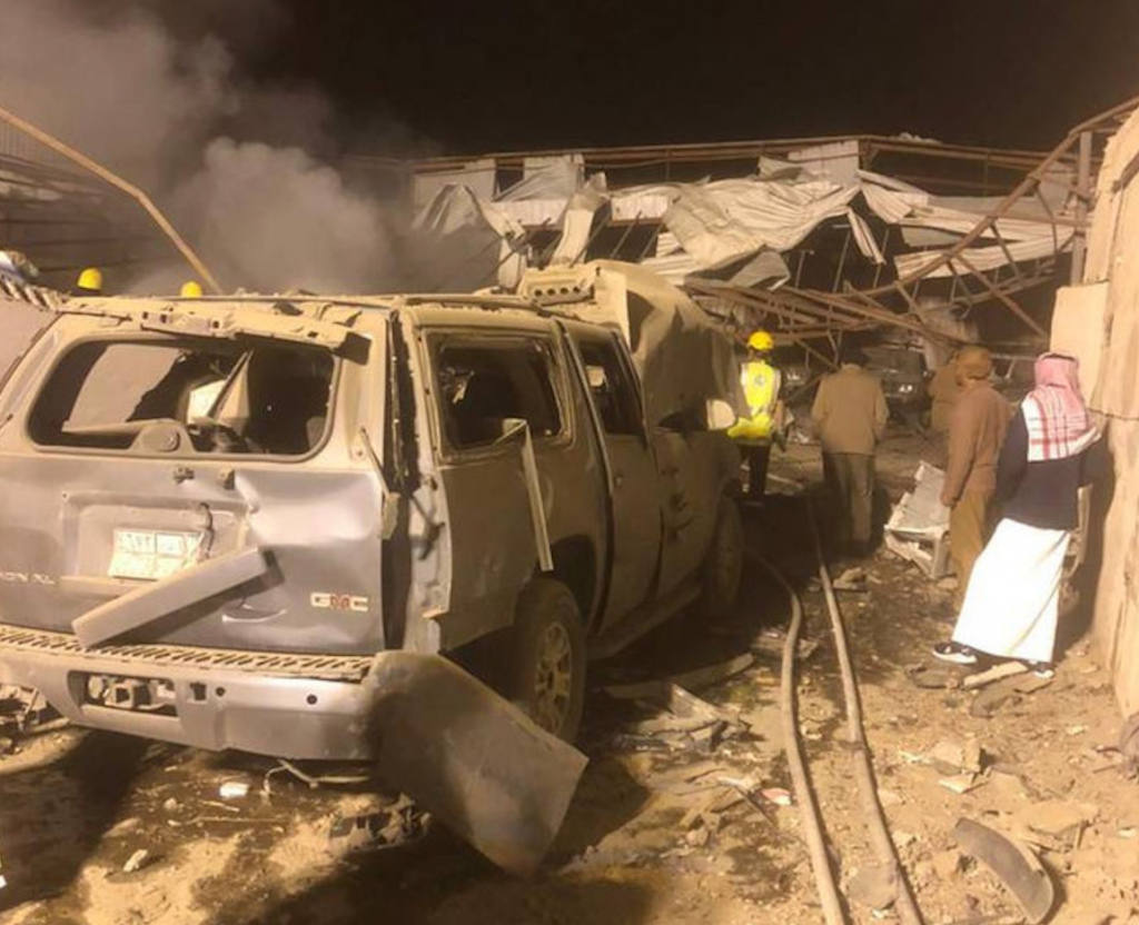 フーシ派の弾道ミサイルの破片で損傷した車両と建物。撃墜されたミサイルの破片はサウジアラビア・ダーランにある工業地帯に落ちた。（資料写真/国営サウジ通信）