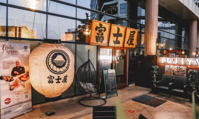 ワークショップは、同店パートナーである早川晃央氏と、書道の経験豊富な講師が担当する。（提供）