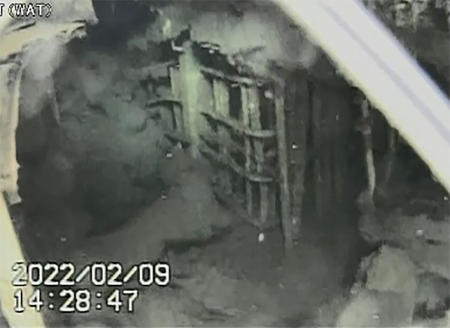 遠隔操作の水中ロボットの画像。2011年の地震と津波で被害を受けた福島原子力発電所内の損傷箇所を示している。2022年2月9日（水）日本、福島（AP）