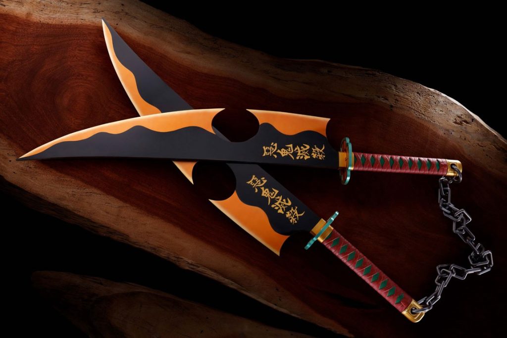 バンダイはすでに「PROPLICA」シリーズの一環として、この2本の刀の1,110ミリサイズのレプリカを開発している。（バンダイ）