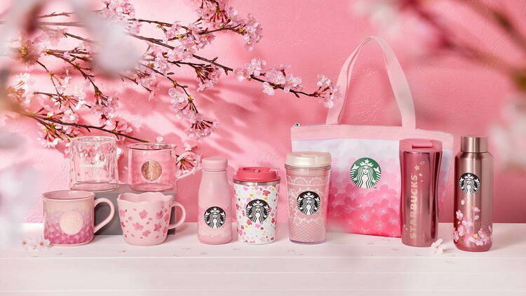 タンブラーのカラーは桜を表すさまざまな色合いのピンクで、ボトルのベースには花びらのデザインがプリントされている。(Starbucks Japan)