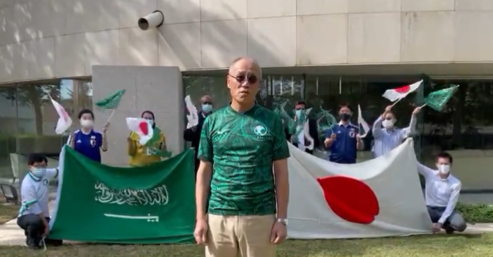 岩井大使がサッカーボールを蹴りながら、両チームへの自信をアラビア語で伝える動画も投稿された。（Twitter/@JapanEmbassyKSA）