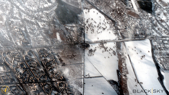 2022年2月26日、ウクライナ・ハリコフ北東部郊外のソボルナ通り沿いの空き地での砲撃の影響を示す衛星画像。（BlackSky／ロイター経由ハンドアウト）