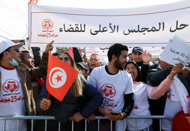 2022年2月6日、チュニジアのチュニスで行われた最高司法評議会に反対する抗議活動で、国旗やスローガンを掲げるチュニジア大統領支持者たち。（Reuters）