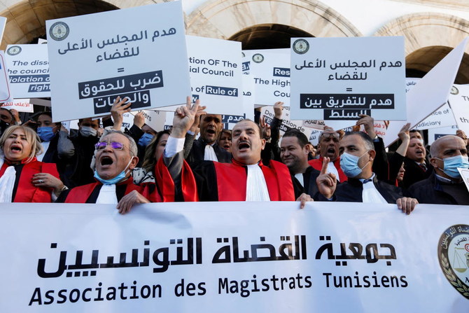 カイス・サイード大統領による最高司法評議会解体の動きに抗議するデモで、看板や横断幕を掲げるチュニジアの裁判官たち。2022年2月10日、チュニジアのチュニスで撮影。（資料写真/ロイター）