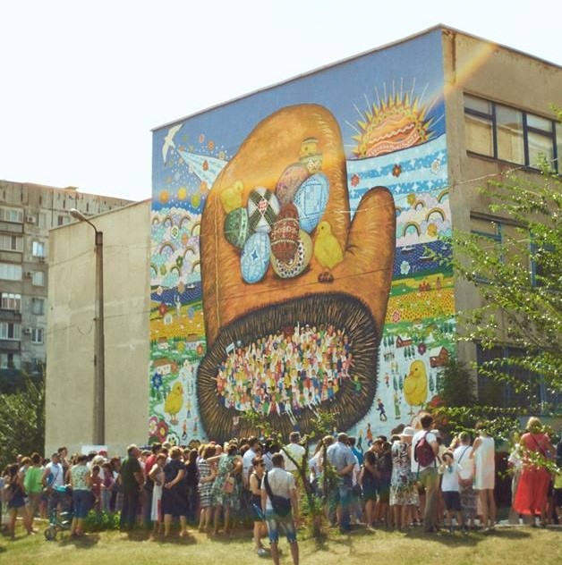 ウクライナ東部マリウポリにある学校に描かれた壁画を見ようと集まる人々＝２０１７年７月
