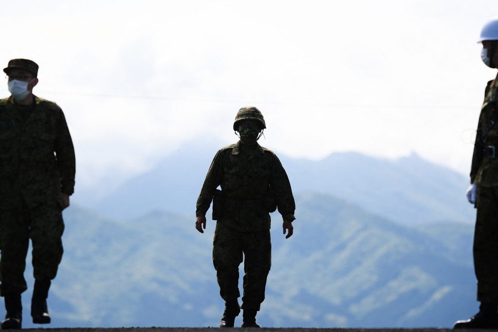 1日の時点で、元自衛隊員50人とフランス外人部隊の退役軍人2人を含む70人の日本人男性が義勇兵に応募した。(AFP通信)