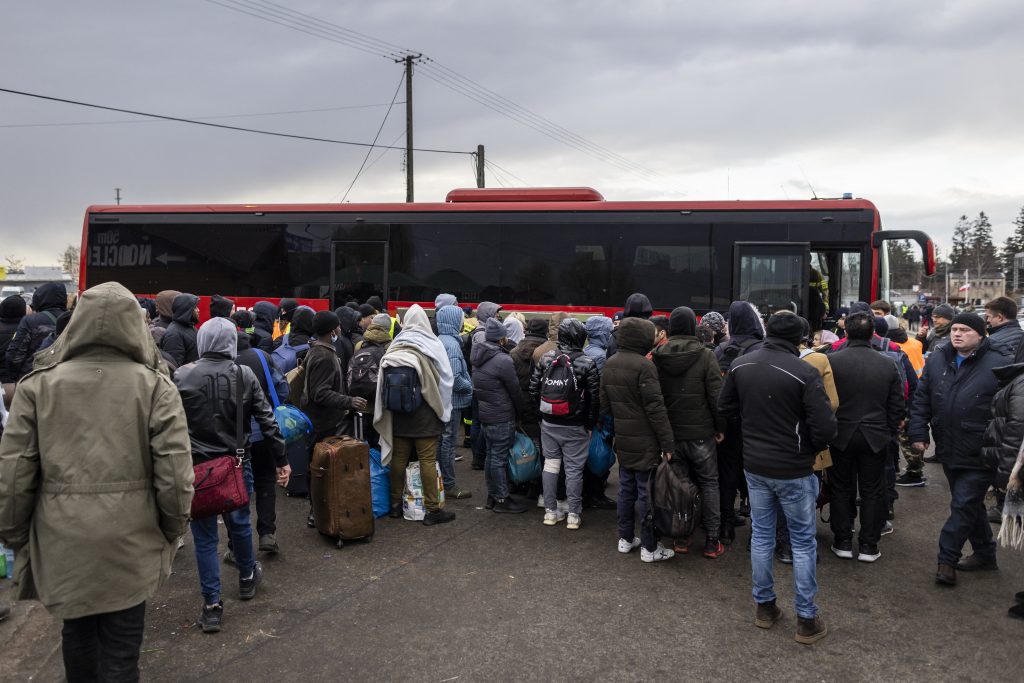 法相によると、岸田文雄首相がウクライナ避難民の受け入れを表明して以降、２７日までに２８８人が来日した。 (AFP)