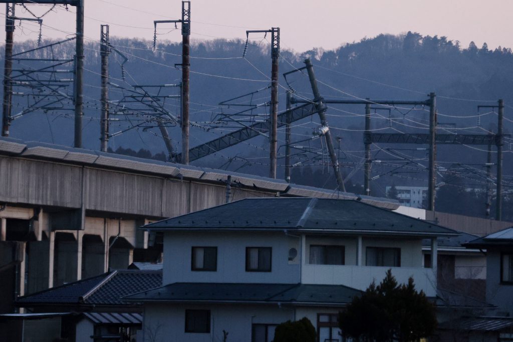 松野博一官房長官は１７日、地震被害に関し、現時点で死者が1人、負傷者が１０７人と説明した。(AFP)