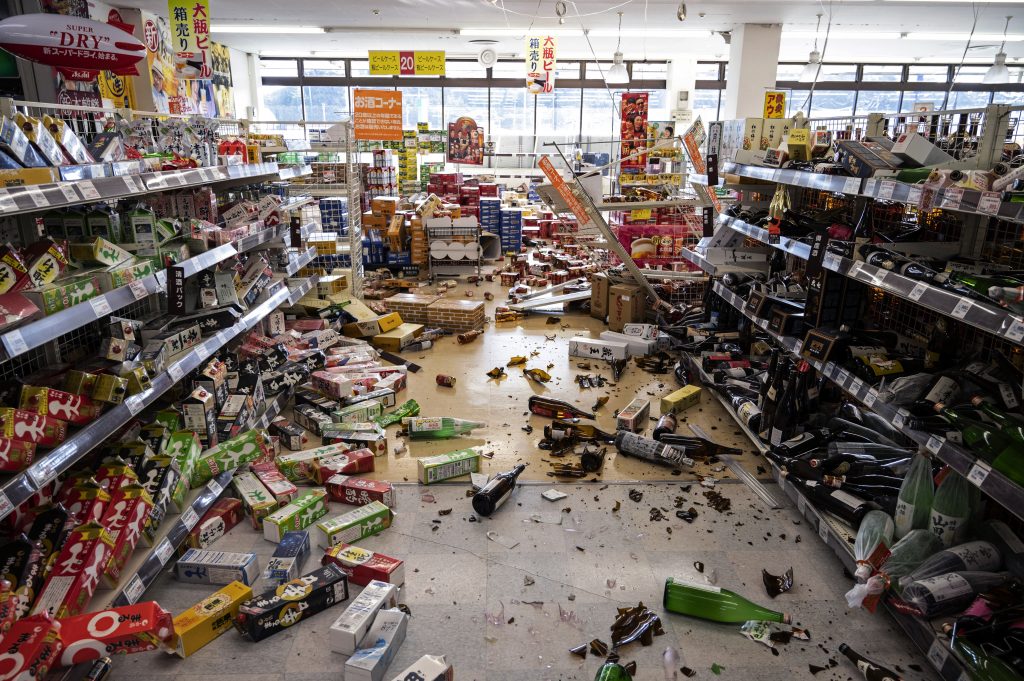 松野博一官房長官は１７日、地震被害に関し、現時点で死者が1人、負傷者が１０７人と説明した。(AFP)