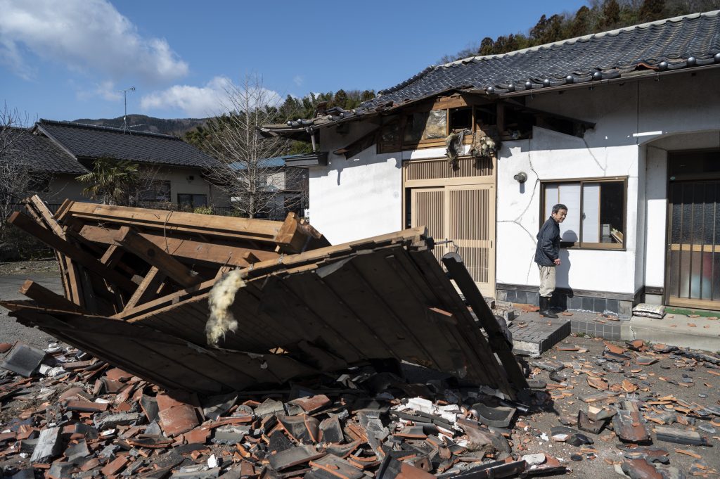 松野博一官房長官は１７日、地震被害に関し、現時点で死者が1人、負傷者が１０７人と説明した。(AFP)