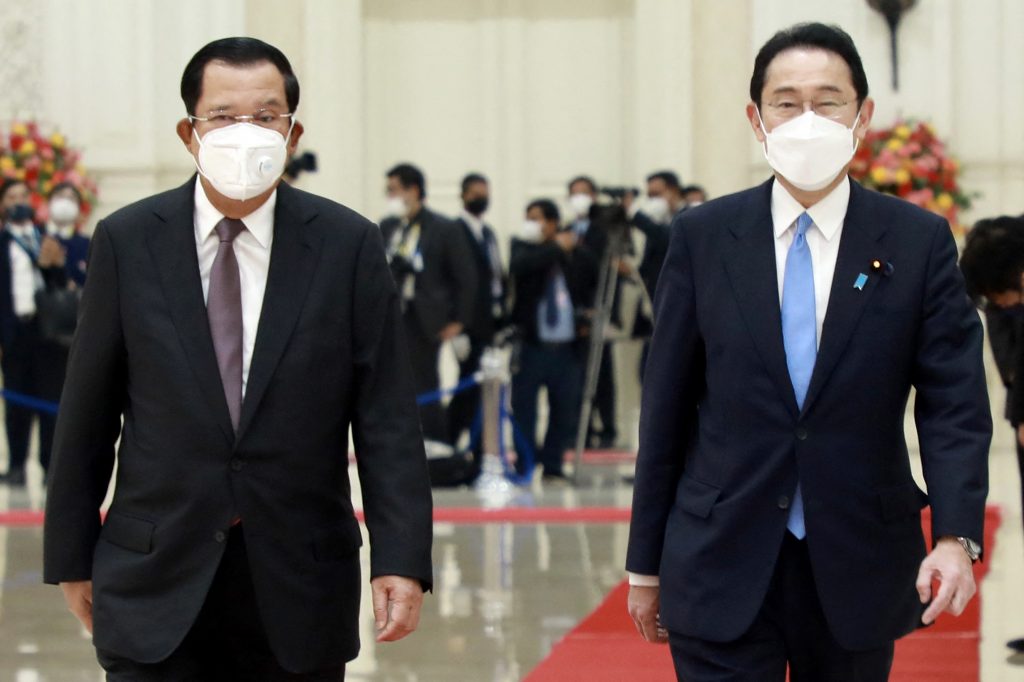カンボジア政府内閣が2022年3月20日に撮影・公開した配布写真で、プノンペンの平和宮殿での歓迎式典で歩くカンボジアのフン・セン首相（左）と日本の岸田文雄首相。（AFP）