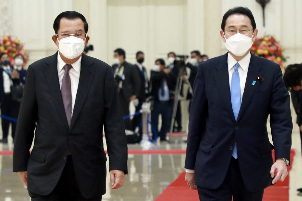 カンボジア政府内閣が2022年3月20日に撮影・公開した配布写真で、プノンペンの平和宮殿での歓迎式典で歩くカンボジアのフン・セン首相(左)と日本の岸田文雄首相。(AFP)