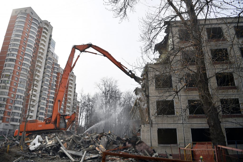 モスクワにある5階建てアパートを取り壊す日立の掘削機（AFP通信）