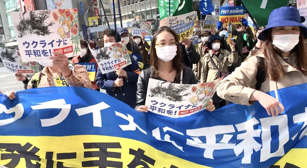 3月21日、反核と平和を訴える数千人のデモ隊が代々木公園で集会を行い、ウクライナ戦争に抗議するために東京の街に繰り出した。(ANJ/ Pierre Boutier)