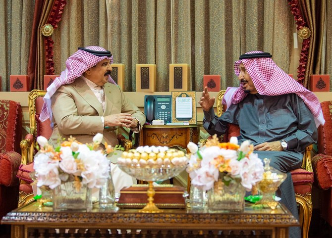 リヤドで会談するサウジアラビアのサルマン国王とバーレーンのハマド国王。（SPA）