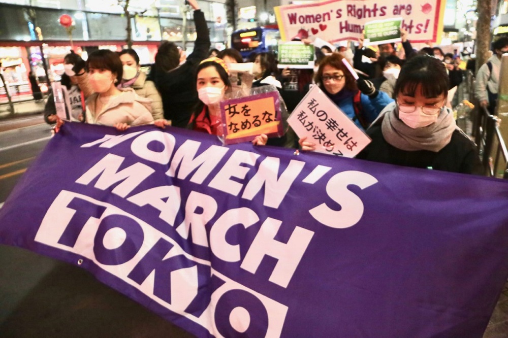 国連の国際女性デーである3月8日の夜、数百人の日本女性たちが東京や大阪、名古屋などの街に出てジェンダー平等や性的・家庭内暴力の終息、世界平和を訴えた。. (ANJ/ Pierre Boutier)