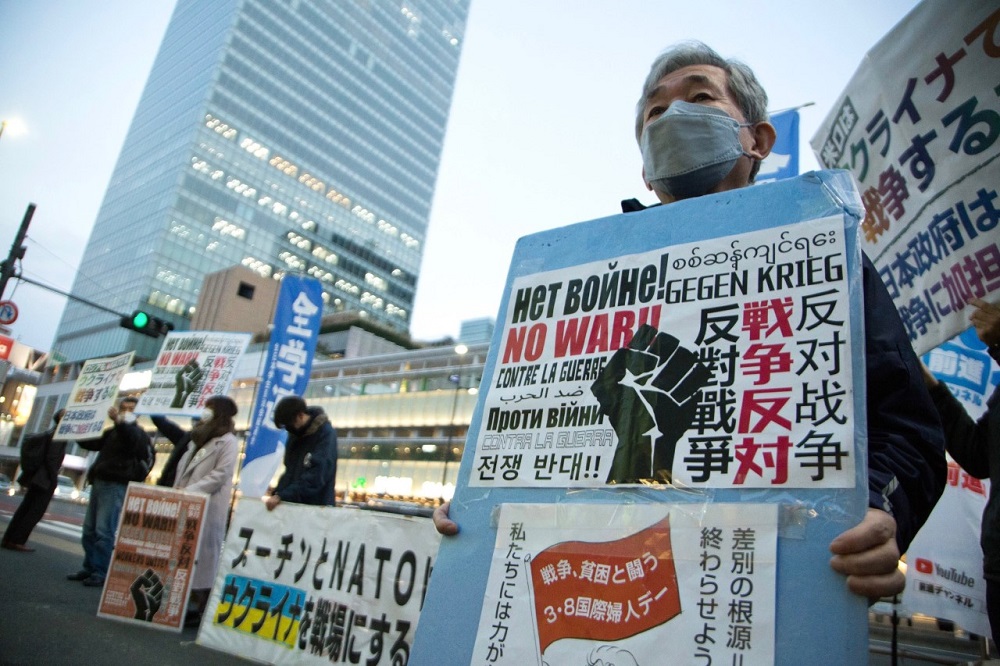 3月1日、ウクライナ戦争をめぐり数十人の学生や活動家が東京で、ロシアとNATOによる核戦力をちらつかせた言葉の応酬を非難、紛争解決に向けて平和交渉にのぞむよう関係国に求めた。(ANJP)