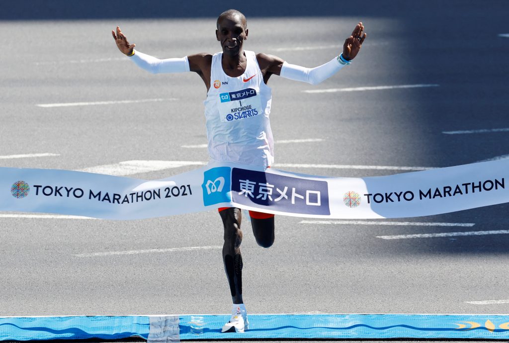 東京マラソン2021の男子エリートレースで、トップでゴールしたケニアのエリウド・キプチョゲ（2022年3月6日、日本で）。（写真/ロイター）